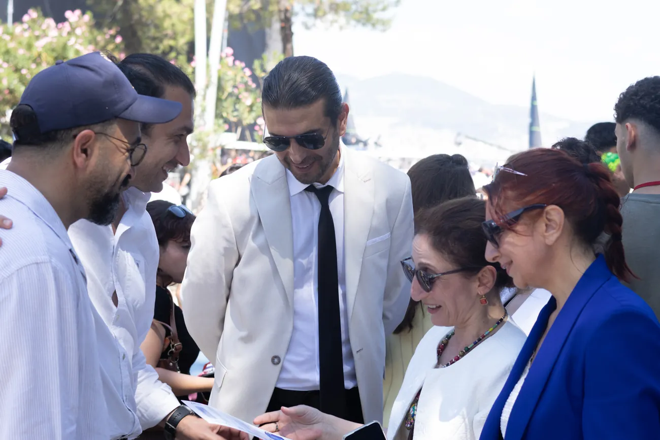 Carbora ekibi ziyaretçilere doğrulama sürecini anlatıyor